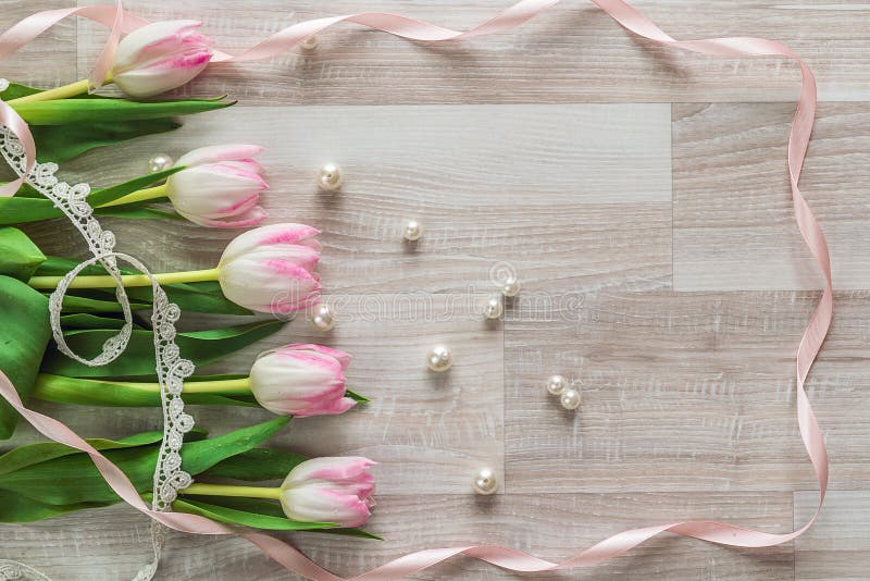 Bukett av rosa tulpan med bandet på en träbakgrund och em royaltyfri foto Bukett av rosa tulpan med bandet på en träbakgrund och em royaltyfri foto
