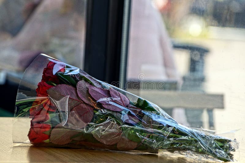 Bukett av röda rosor i packen på tabellen arkivbilder Bukett av röda rosor i packen på tabellen arkivbilder