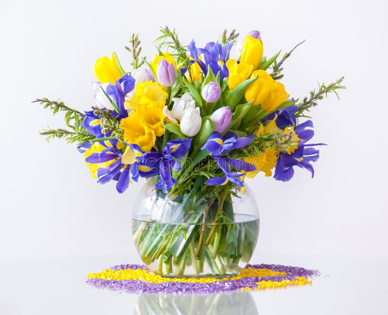 Bukett av vårblommor arkivbilder