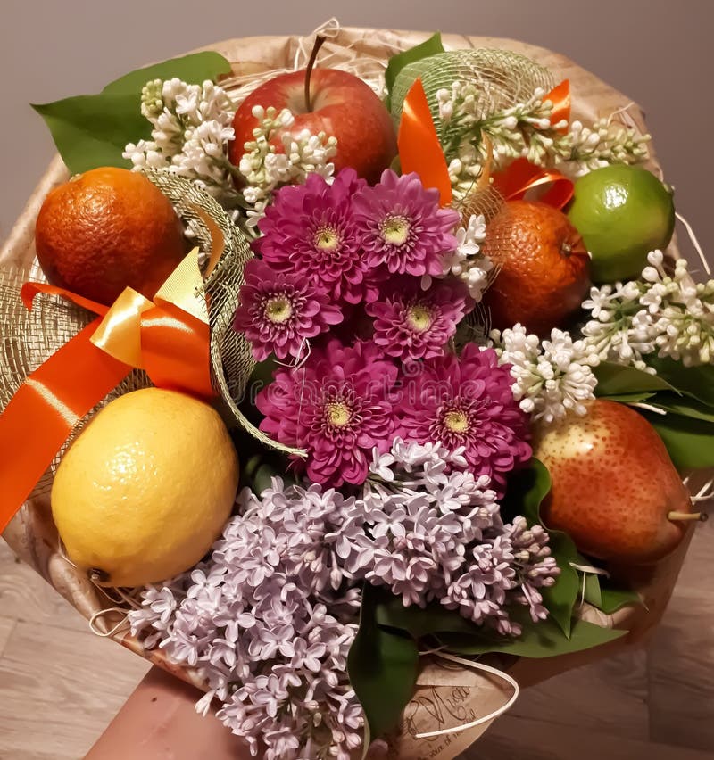 Bukett frukt, blommor, härligt, ljust som är färgglade fotografering för bildbyråer Bukett frukt, blommor, härligt, ljust som är färgglade fotografering för bildbyråer