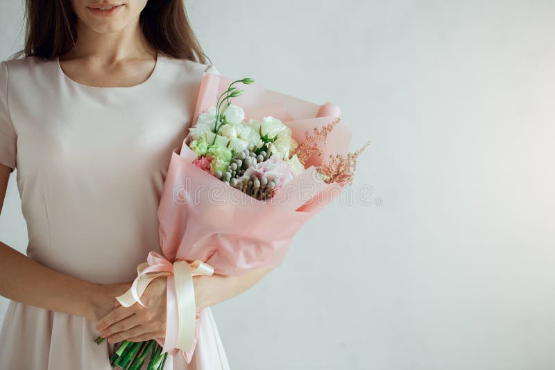 Buketten blommar kvinnabarn royaltyfri fotografi