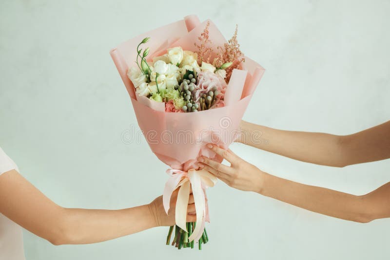 Buketten blommar kvinnabarn arkivfoton