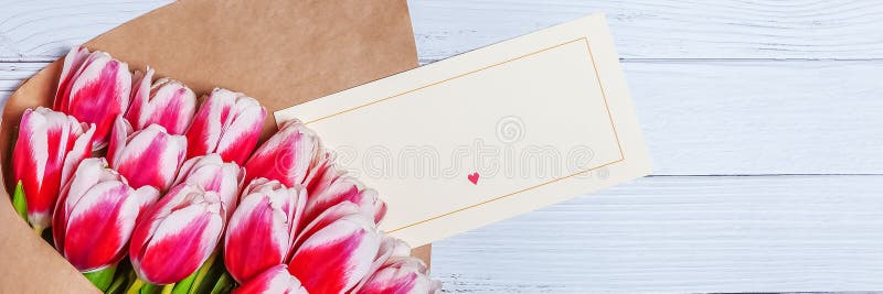 Bukiet czerwoni tulipany dla wakacyjnego kobieta dnia i valentine dnia na tle drewniane deski zdjęcie royalty free Bukiet czerwoni tulipany dla wakacyjnego kobieta dnia i valentine dnia na tle drewniane deski zdjęcie royalty free