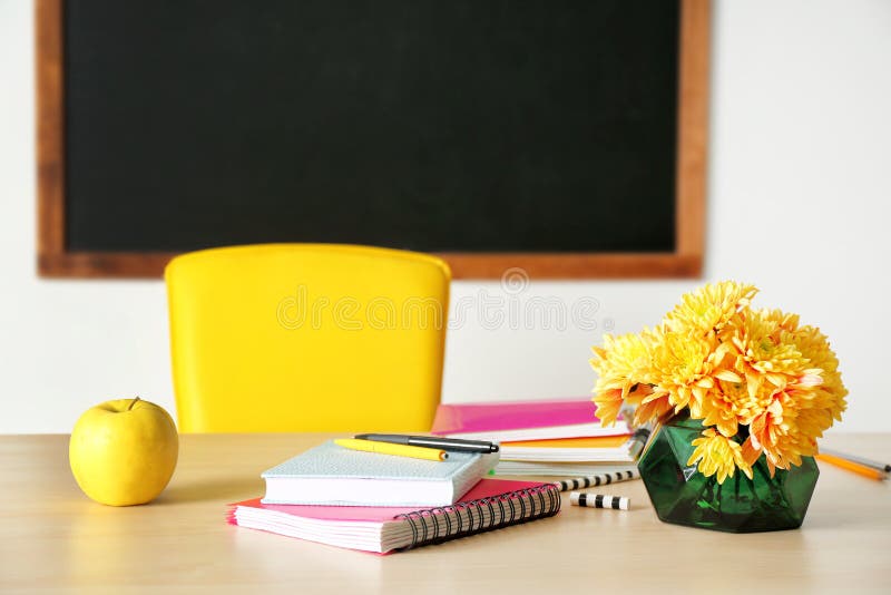 Bukiet kwiaty, jabłko i notatniki, fotografia stock Bukiet kwiaty, jabłko i notatniki, fotografia stock