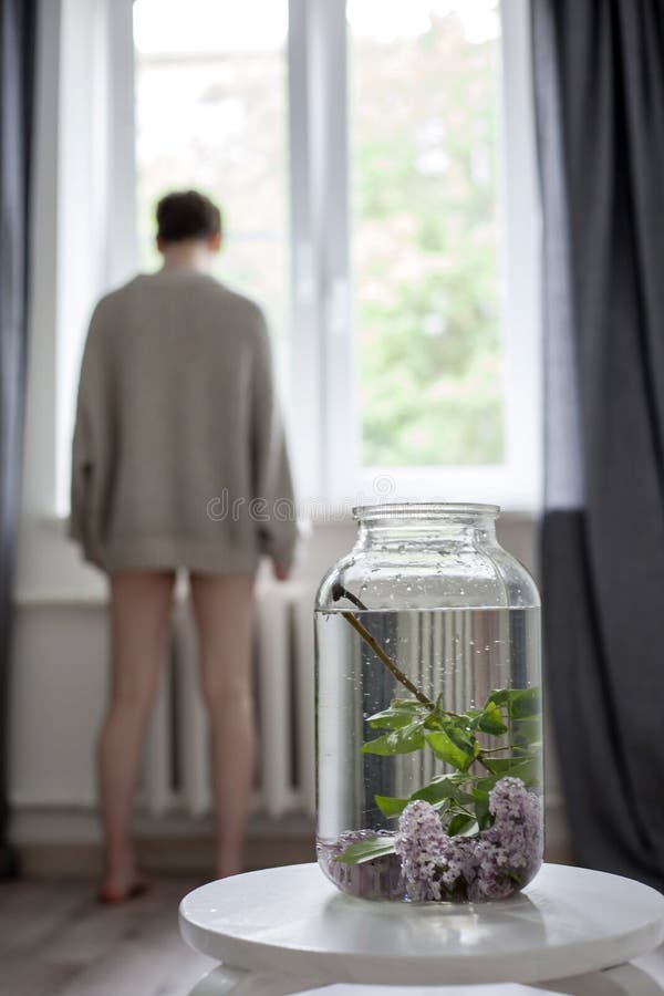 Bukiet lile ga?? zki w przejrzystym zielonym s? oju na bia? ym krze? le jako dekoracja wn? trze fotografia stock