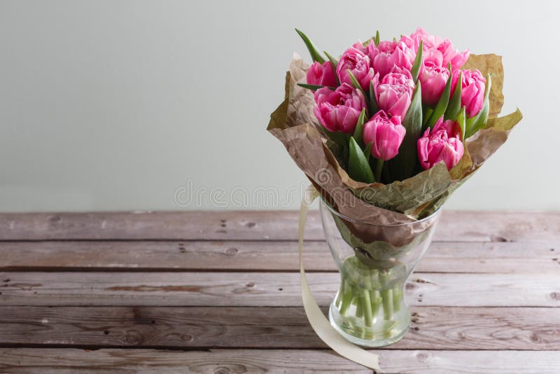 Bukiet różowi peonia tulipany na drewnianym tle wiosna kwiat Macierzysty ` s dnia tło zdjęcie royalty free Bukiet różowi peonia tulipany na drewnianym tle wiosna kwiat Macierzysty ` s dnia tło zdjęcie royalty free