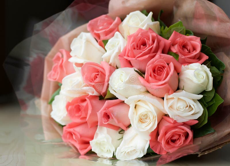 Bukiet różowych i białych róż kwiat