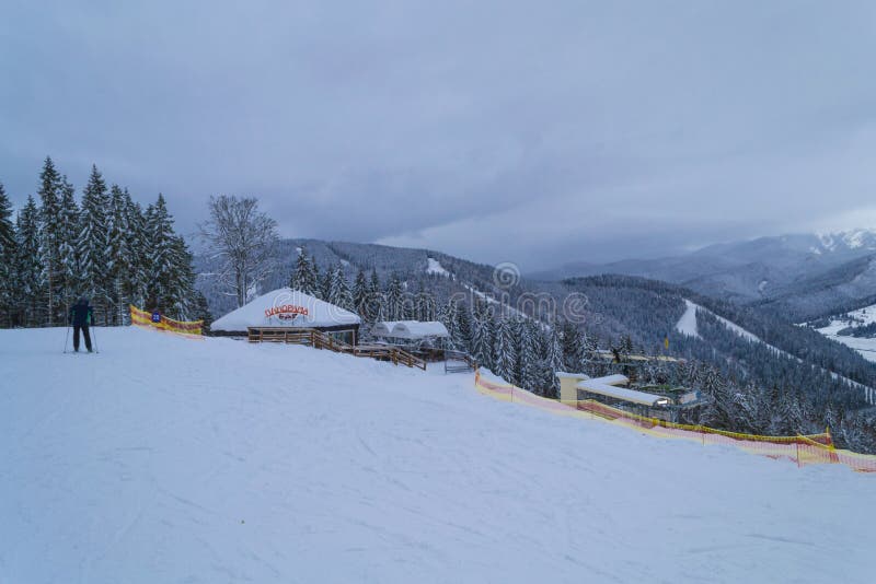 BUKOVEL UKRAINA, GRUDZIEŃ, - 26, 2018 Bukovel ośrodek narciarski, Ukraina Panorama bar zdjęcia stock BUKOVEL UKRAINA, GRUDZIEŃ, - 26, 2018 Bukovel ośrodek narciarski, Ukraina Panorama bar zdjęcia stock
