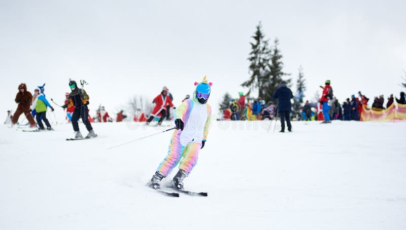 Bukovel, Ukraine - 9 Décembre 2018 : Skieur En Déguisement De Monocostume  Mascarade Ski De Haut En Haut Sous Ciel Gris Image stock éditorial - Image  du lifestyle, reste: 163362189