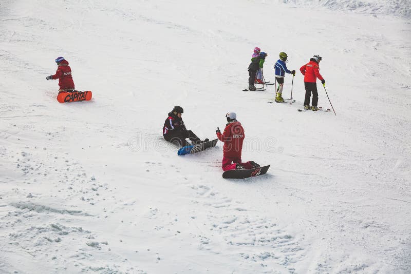 Bukovel, Украина, Карпаты - 17-ое декабря 2015: Опытные учителя которые учат искусству сноубординга стоковое изображение Bukovel, Украина, Карпаты - 17-ое декабря 2015: Опытные учителя которые учат искусству сноубординга стоковое изображение