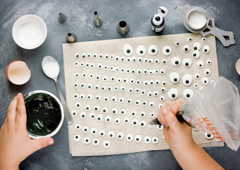 Bulbi oculari casalinghi della caramella per i piatti della decorazione per Halloween, sug immagini stock libere da diritti Bulbi oculari casalinghi della caramella per i piatti della decorazione per Halloween, sug immagini stock libere da diritti