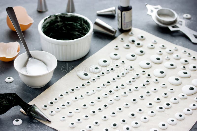 Bulbi oculari casalinghi della caramella per i piatti della decorazione per Halloween, sug immagine stock Bulbi oculari casalinghi della caramella per i piatti della decorazione per Halloween, sug immagine stock