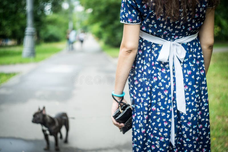 Buldogue francês em uma caminhada no parque com sua mãe futura fotos de stock Buldogue francês em uma caminhada no parque com sua mãe futura fotos de stock