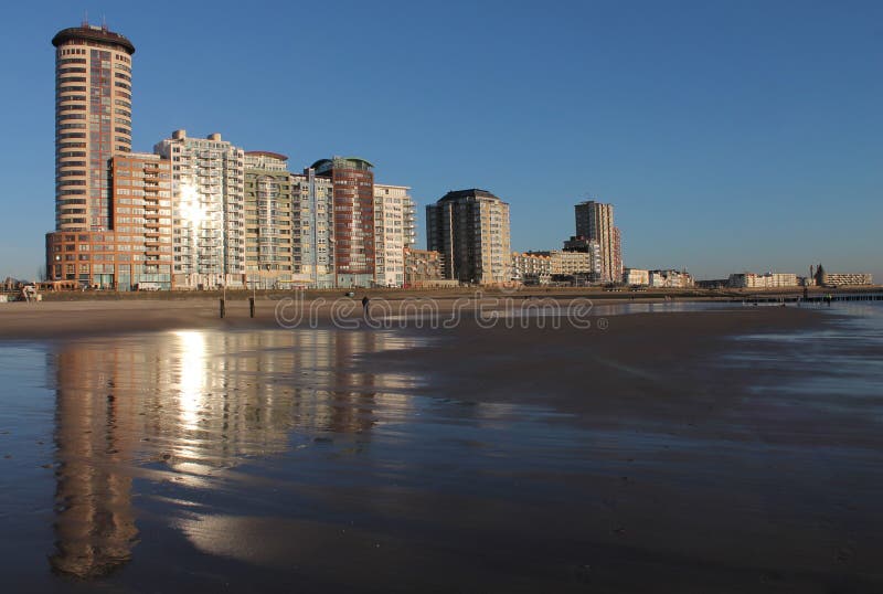Bulevar Vlissingen con la reflexión en la playa imagen de archivo Bulevar Vlissingen con la reflexión en la playa imagen de archivo