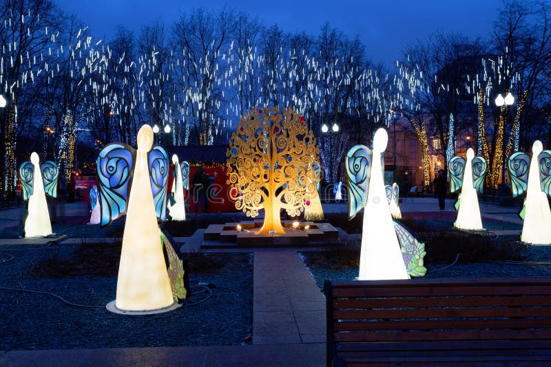 Bulevares de la decoración de la Navidad y calles de Moscú. Los gracias a las guirnaldas de las luces brillantes y de los diseños únicos todas en los días de fiesta del Año Nuevo se convirtieron en un cuento de hadas del invierno real