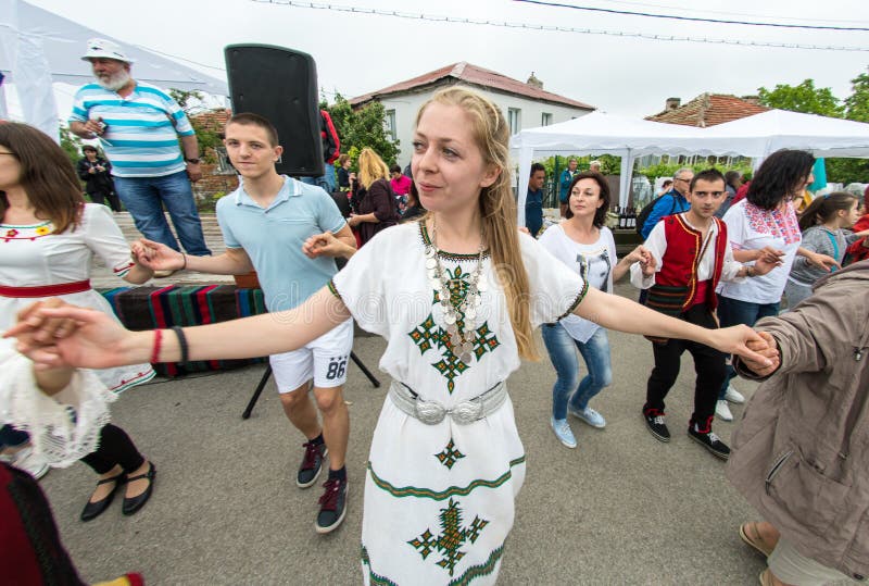 Bulgária Dança Popular Das Pessoas Idosas E Das Crianças Nos Jogos De  Nestenar Na Vila Dos Búlgaros Foto Editorial - Imagem de largo, rompimento:  95032561