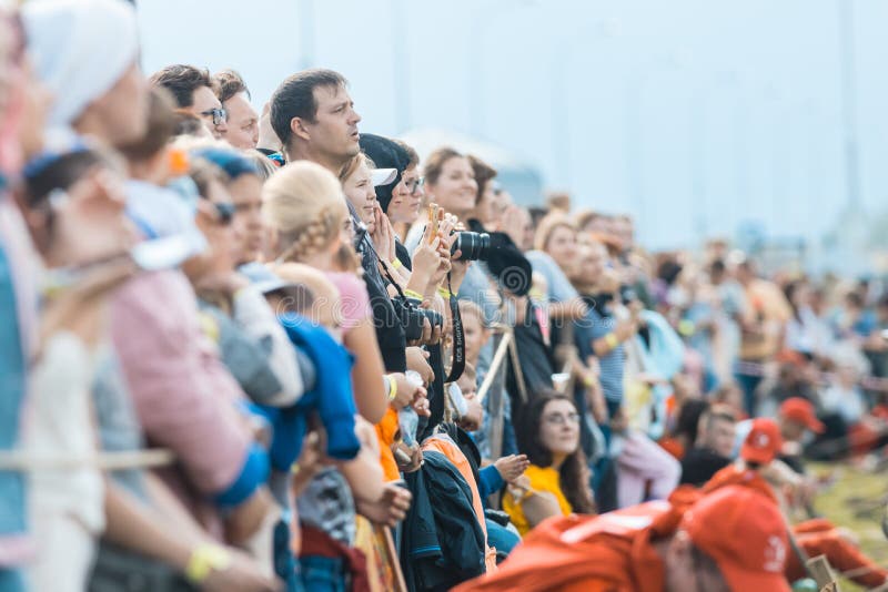 BULGAR, RUSSIA 11-08-2019: gente che guarda la battaglia del cavaliere al festival medievale fotografia stock BULGAR, RUSSIA 11-08-2019: gente che guarda la battaglia del cavaliere al festival medievale fotografia stock