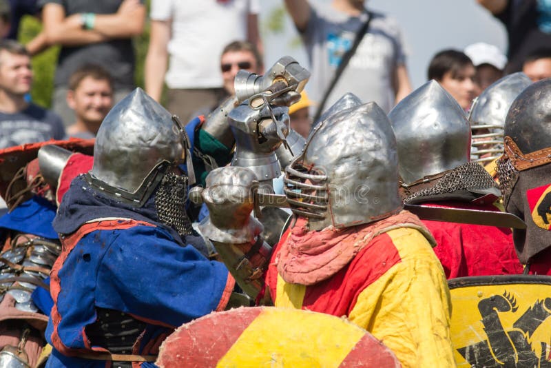 Bulgar, Russische Föderation - August 2018, - Männer in Ritter ` s Klagen führen vor dem Publikum am Festival von durch lizenzfreie stockbilder Bulgar, Russische Föderation - August 2018, - Männer in Ritter ` s Klagen führen vor dem Publikum am Festival von durch lizenzfreie stockbilder