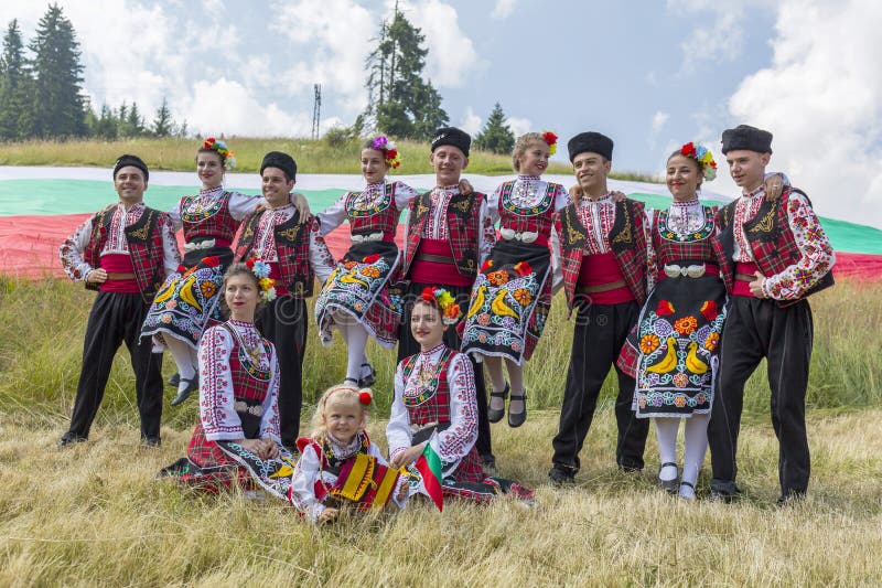 Bulgariska dansare i folkloredräkter royaltyfria bilder Bulgariska dansare i folkloredräkter royaltyfria bilder