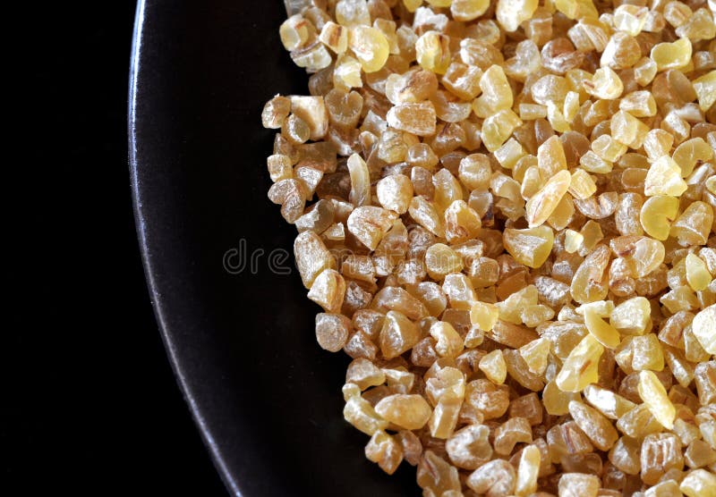 Macro view of bulgur grains in a black bowl