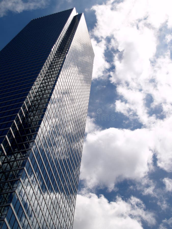 Edificio di vetro tra le nuvole fotografie stock libere da diritti