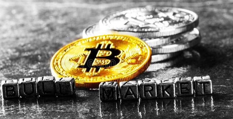 Bull market dell'iscrizione con valuta cripto Bitcoin dorato, BTC fotografie stock Bull market dell'iscrizione con valuta cripto Bitcoin dorato, BTC fotografie stock