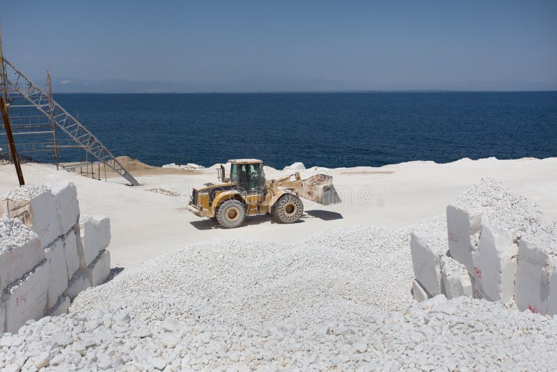 Bulldozer bij marmeren steengroeve op eiland royalty-vrije stock afbeelding Bulldozer bij marmeren steengroeve op eiland royalty-vrije stock afbeelding