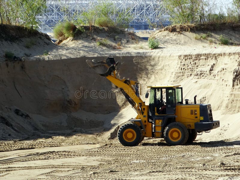 Bulldozer som arbetar i ett sandvillebråd royaltyfri fotografi Bulldozer som arbetar i ett sandvillebråd royaltyfri fotografi