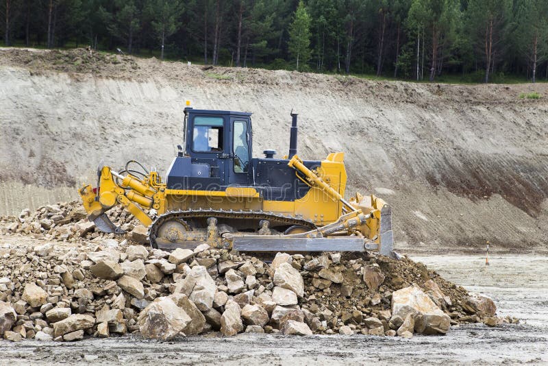 Bulldozer sul cantiere della strada fotografia stock libera da diritti Bulldozer sul cantiere della strada fotografia stock libera da diritti