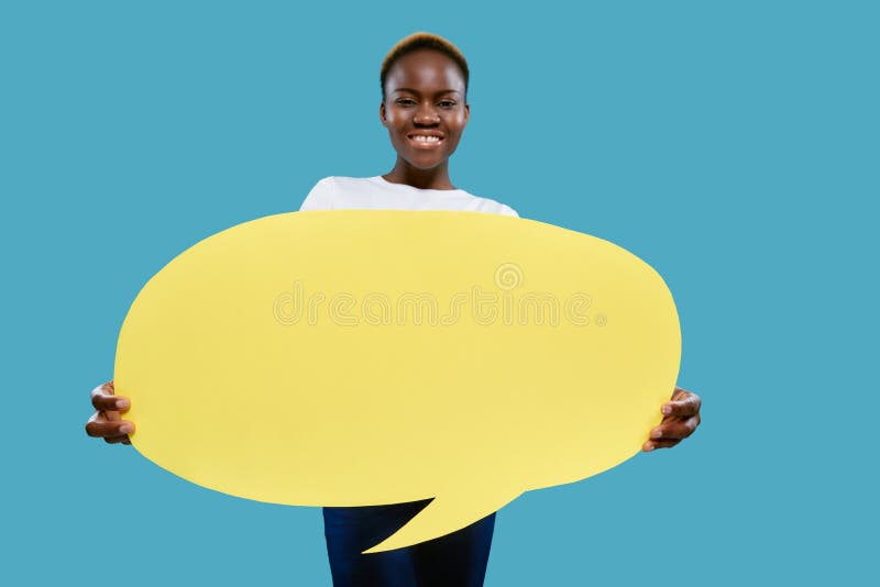 Bulle de papier jaune de la parole dans des mains de femme africaine photo stock Bulle de papier jaune de la parole dans des mains de femme africaine photo stock