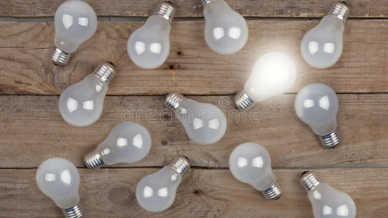 Bulles d'époque sur fond de bois - concept d'idée, d'innovation, de travail d'équipe et de leadership Espace pour le texte photographie stock libre de droits Bulles d'époque sur fond de bois - concept d'idée, d'innovation, de travail d'équipe et de leadership Espace pour le texte photographie stock libre de droits