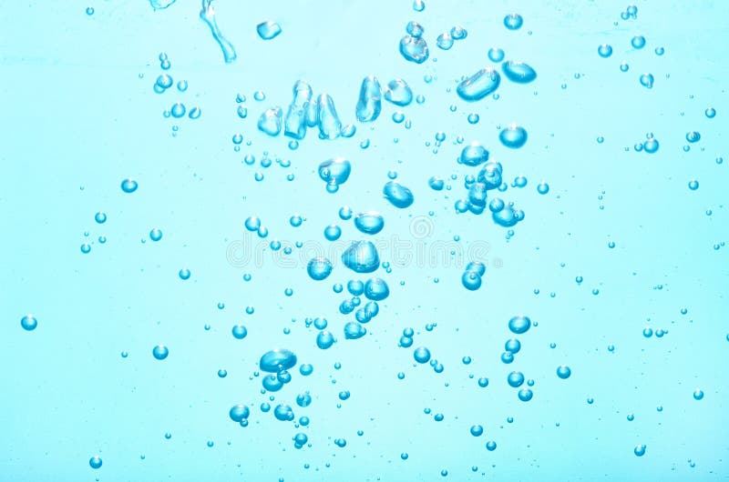 L'eau a Coloré Des Boules De Gel D'un Plat Blanc Gel De Polymère Silicagel  Boules D'hydrogel Bleu Boule Liquide En Cristal Avec L Image stock - Image  du coloré, billes: 142133975