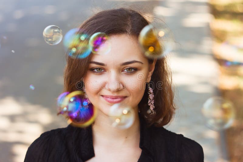 Bulles de fille et de savon photographie stock Bulles de fille et de savon photographie stock