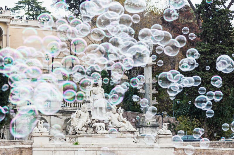 Bulles de savon dans la place del Popolo à Rome photographie stock Bulles de savon dans la place del Popolo à Rome photographie stock