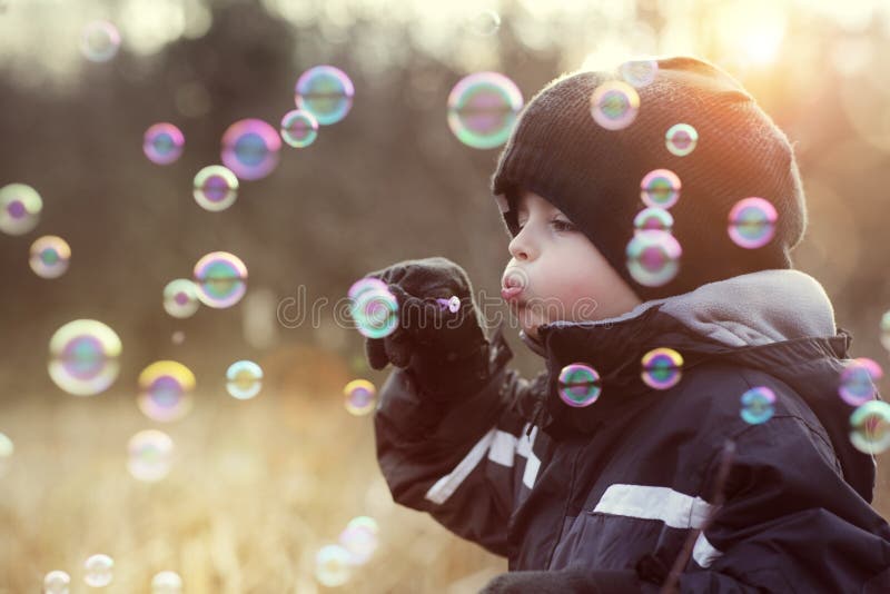 Bulles de savon de soufflement images libres de droits Bulles de savon de soufflement images libres de droits