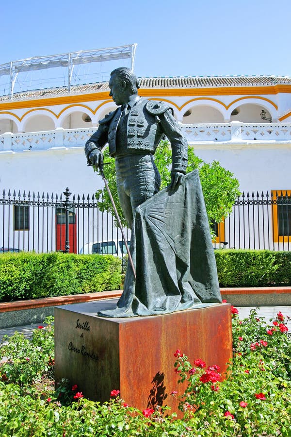 bullfighterbullring utanför den seville spain statyn arkivbild bullfighterbullring utanför den seville spain statyn arkivbild