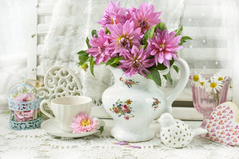 Bunch of pink dahlia in porcelain jug royalty free stock photos Bunch of pink dahlia in porcelain jug royalty free stock photos