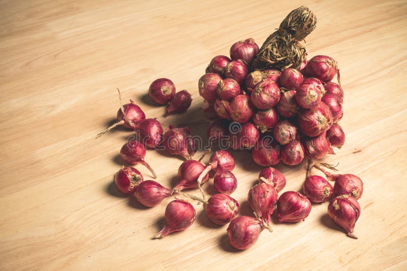 A bunch of red onions or shallots that are still fresh after being  harvested. 10972013 Stock Photo at Vecteezy