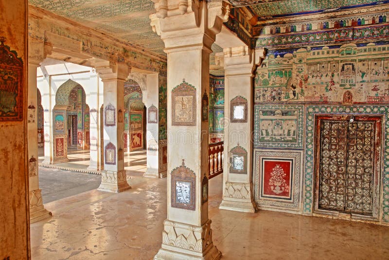 BUNDI, RAJASTHAN, ÍNDIA - 8 DE DEZEMBRO DE 2017: Pinturas murais em Chitrasala no palácio Garh de Bundi fotografia de stock BUNDI, RAJASTHAN, ÍNDIA - 8 DE DEZEMBRO DE 2017: Pinturas murais em Chitrasala no palácio Garh de Bundi fotografia de stock