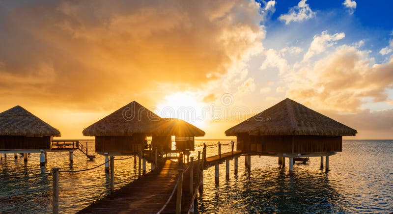 Bungalow al tramonto nella laguna Huahine, Polinesia francese immagine stock Bungalow al tramonto nella laguna Huahine, Polinesia francese immagine stock