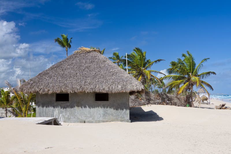 Bungalow em folha de palmeira do telhado na praia tropical foto de stock Bungalow em folha de palmeira do telhado na praia tropical foto de stock
