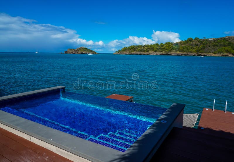 5 Inseln Dorf antigua 5 Januar 2022 : Bungalow mit Überwasser im Royal Antigua Resort, an den malerischen Ufern der Tiefbucht