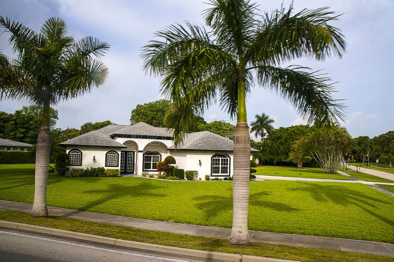 Bungalow tipico circondato dalle palme in Florida usa.