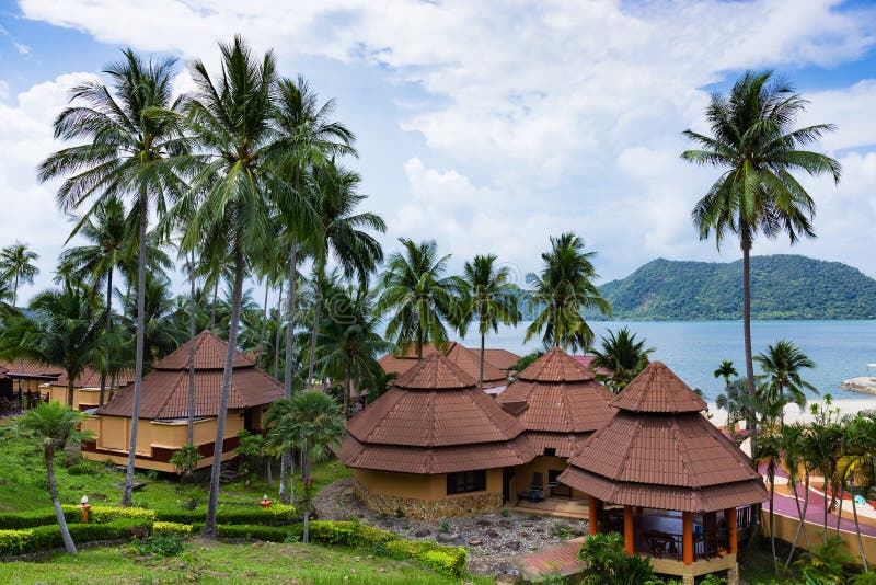 Bungalows In Einem Tropischen Garten Auf Dem Strand