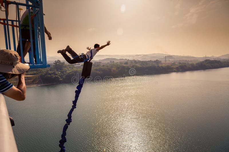 Bungee jumping fotografia stock libera da diritti Bungee jumping fotografia stock libera da diritti