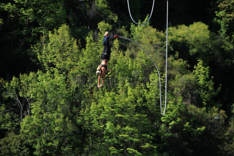 Bungy Springen lizenzfreie stockfotos Bungy Springen lizenzfreie stockfotos