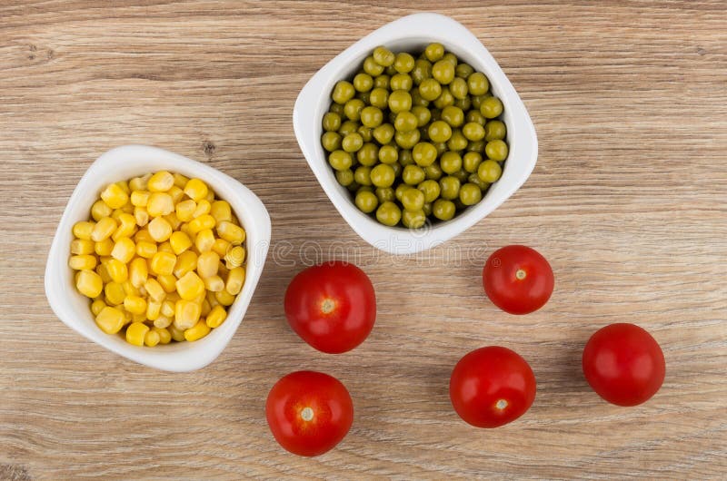 Bunkar med majs, gröna ärtor och tomatkörsbäret arkivfoton Bunkar med majs, gröna ärtor och tomatkörsbäret arkivfoton