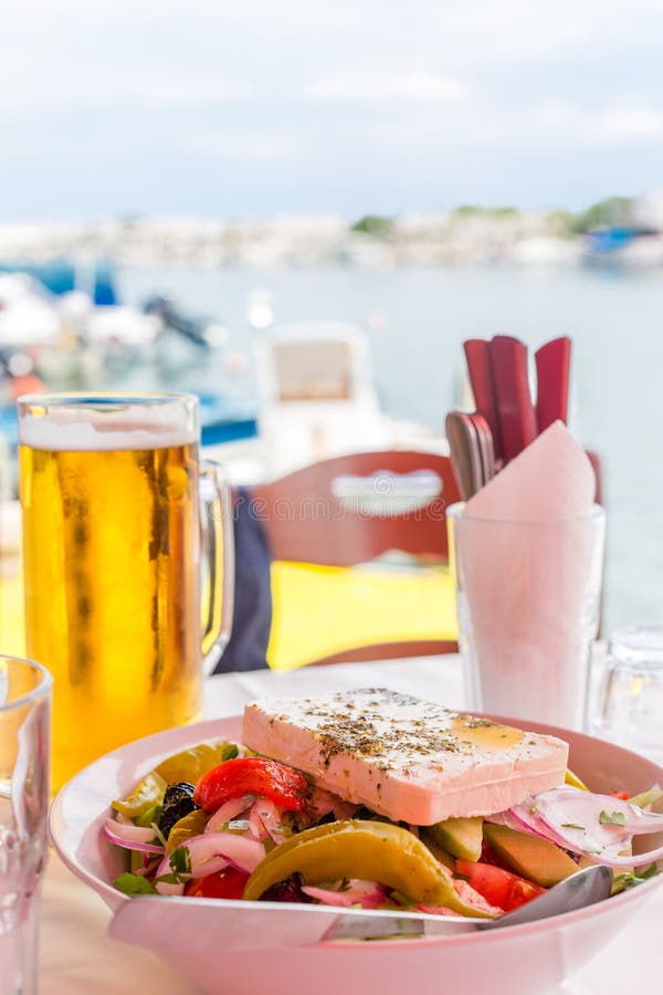 Bunke av ny grekisk sallad med fetaost Grekisk sallad och royaltyfri fotografi Bunke av ny grekisk sallad med fetaost Grekisk sallad och royaltyfri fotografi