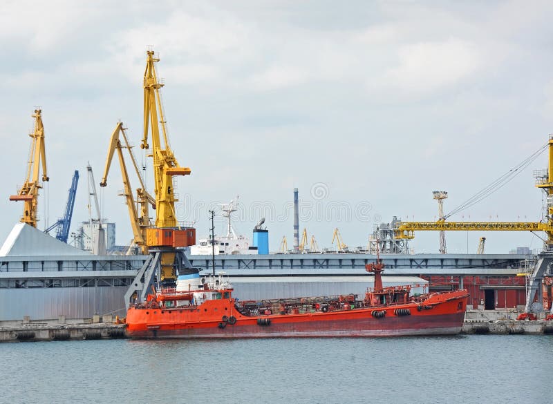 Bunkieru statek pod portowym żurawiem (paliwowy replenishment tankowiec) obrazy stock Bunkieru statek pod portowym żurawiem (paliwowy replenishment tankowiec) obrazy stock