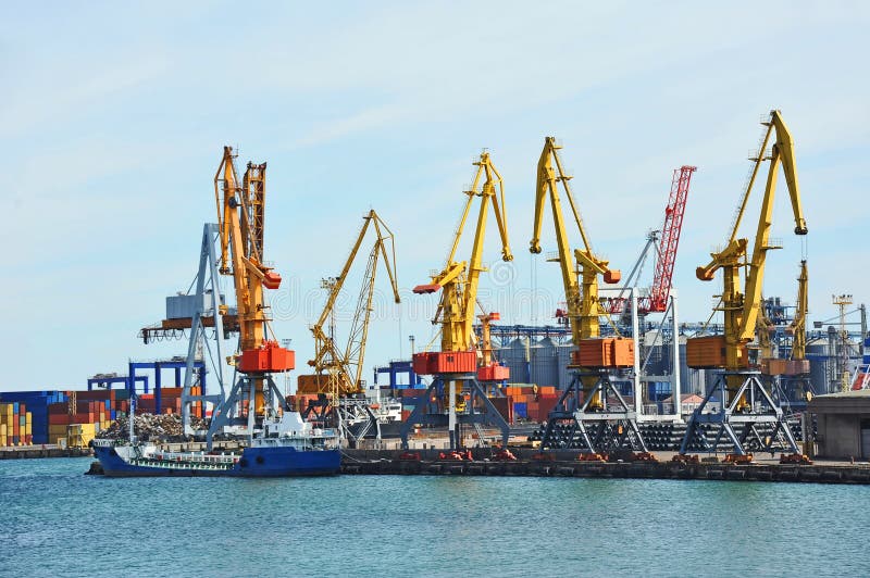 Bunkieru statek pod portowym żurawiem (paliwowy replenishment tankowiec) zdjęcia stock Bunkieru statek pod portowym żurawiem (paliwowy replenishment tankowiec) zdjęcia stock